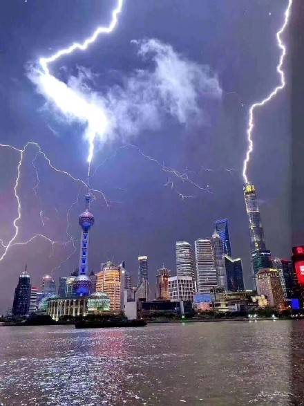 上海东方明珠塔被闪电击中!