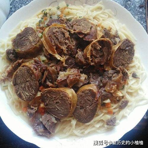 纳仁,新疆小吃,通常用羊肉,马肉,牛肉煮的,是哈萨克,柯尔克孜等民族的