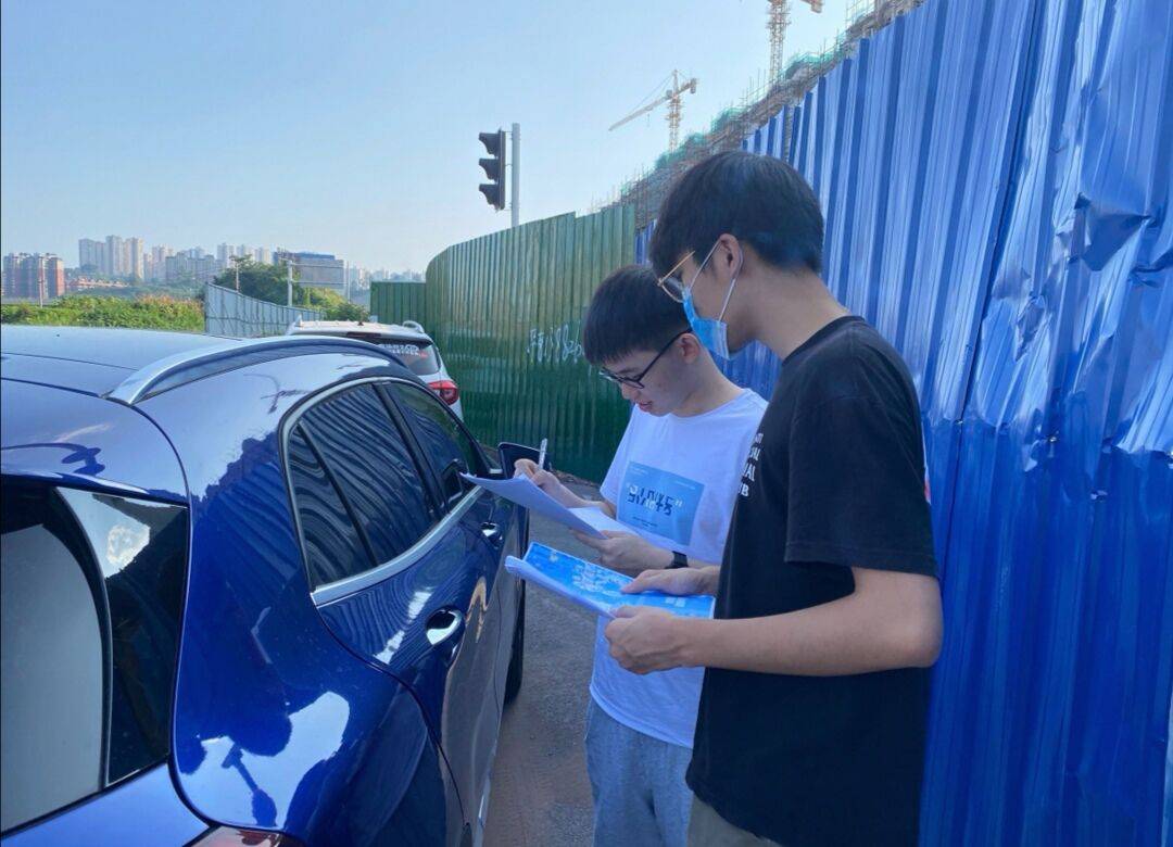 图为调研组成员正在进行采访调查 兰睿 摄