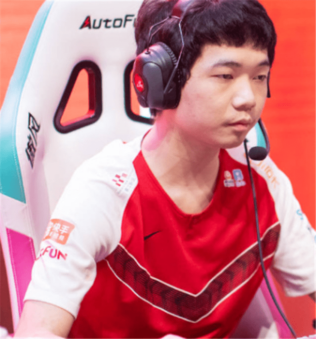 虽然we战队名次不是很高,但是旧梦这位选手的数据很好,粉丝对他抱有