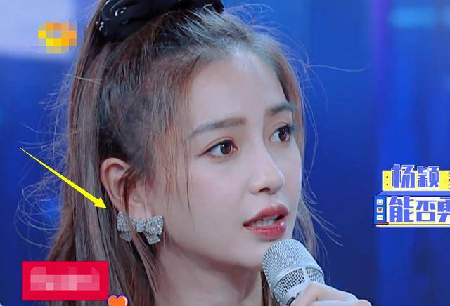 baby耳环太重,为了美戴上后再看她的耳垂,都被坠"变形"了_女明星