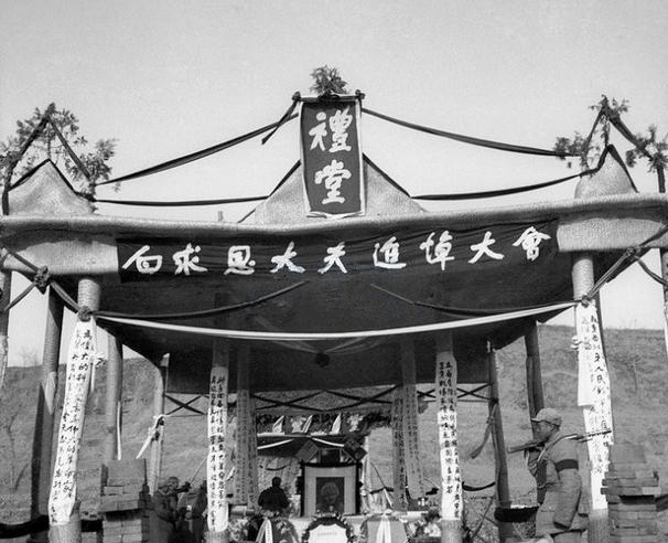 白求恩罕见照片:一个脱离低级趣味的人,图8聂荣臻含泪瞻仰遗容