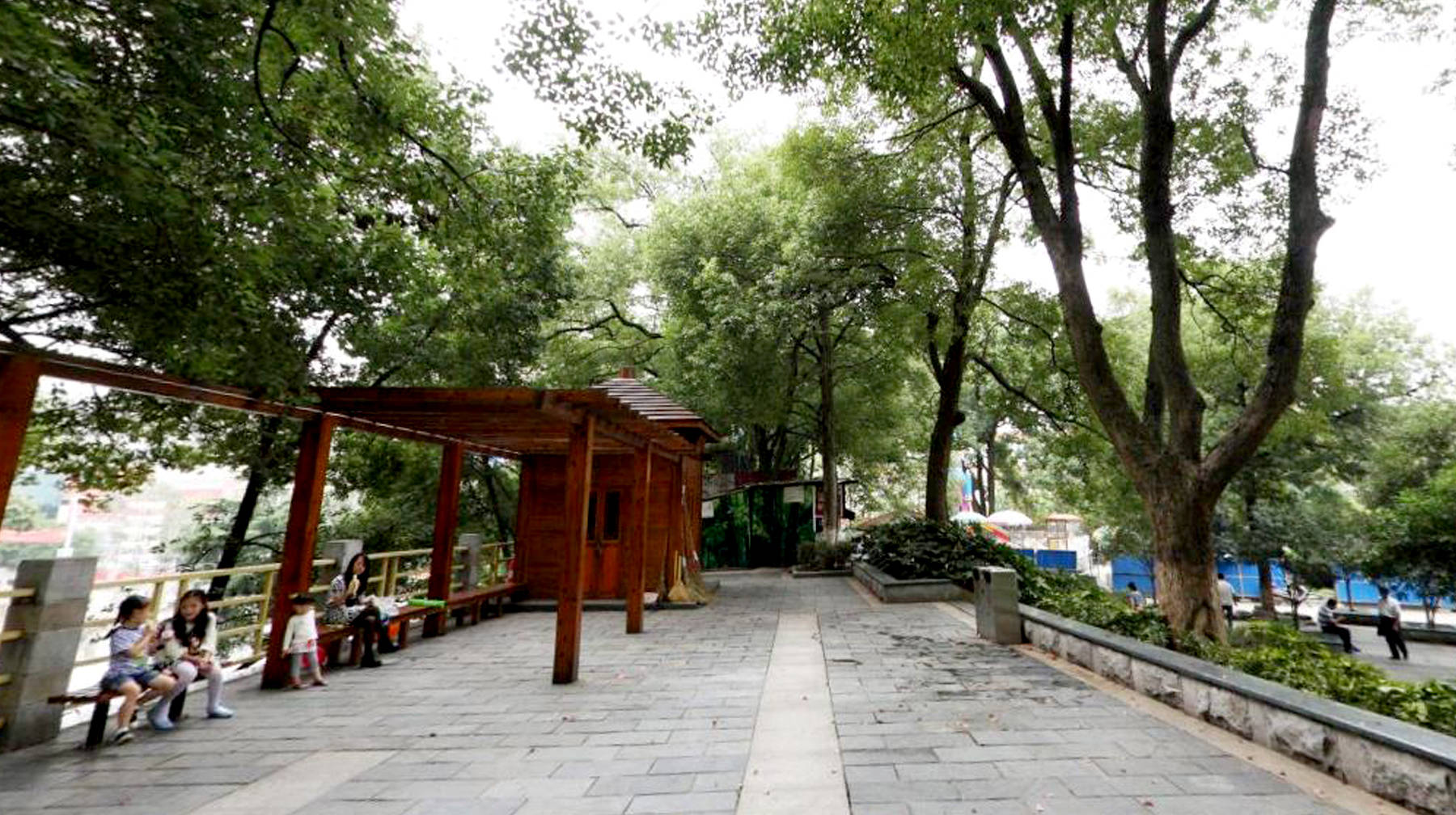 原来,与洪山公园毗邻的武珞路上,有一家纳杰人才市场,那里是很多年轻