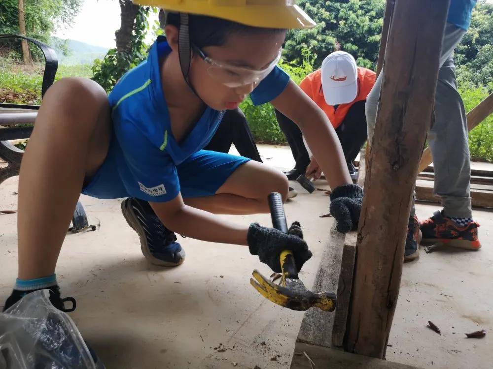 水球大仗,水球打没了,水枪继续上, 鞋了不要了,还是光着脚比较好玩