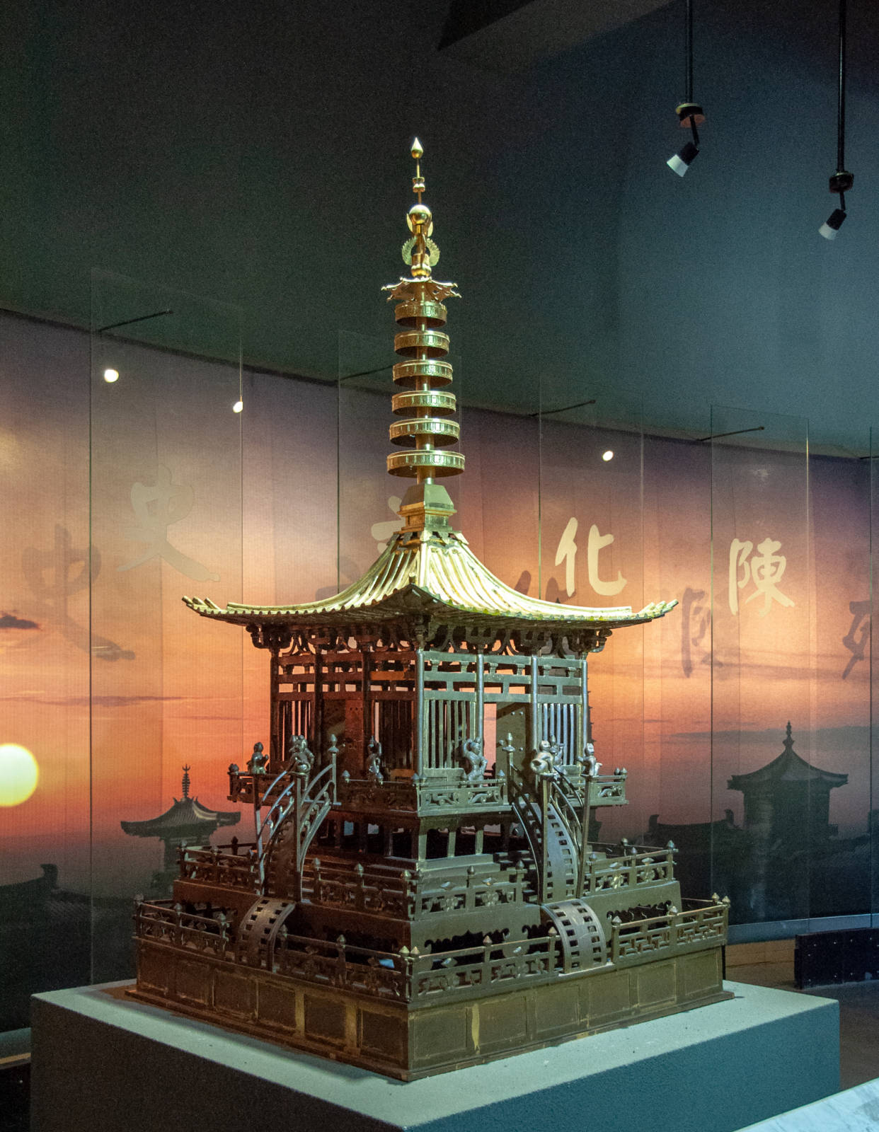 顾名思义它共有八重,不过第八重银棱顶檀香木宝函在发现时就已经严重