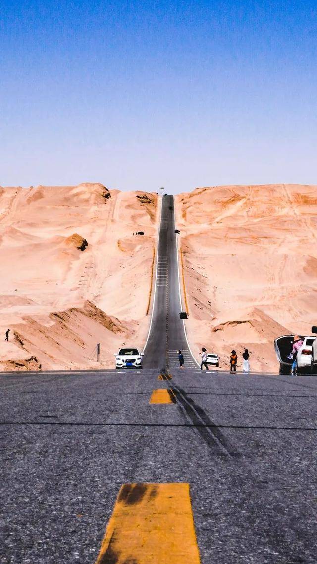 青海网红公路因拍照引发8起事故,这样玩命打卡真有意思吗?