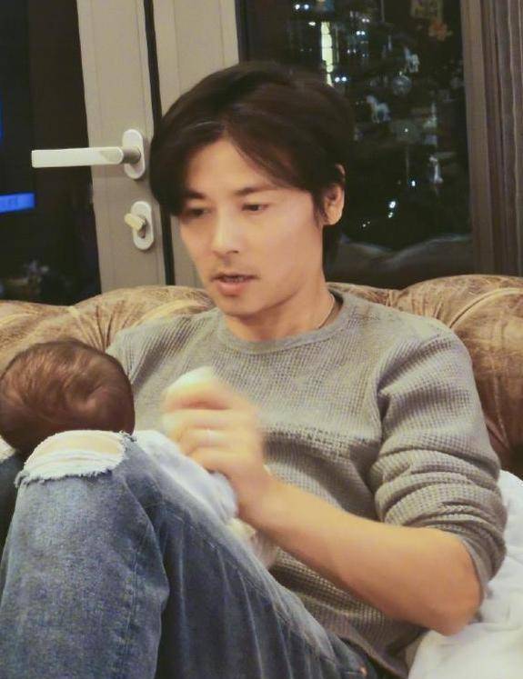 原创张晋晒与儿子合照,父子相视而笑超有爱,9个月乐儿扶窗站立萌翻