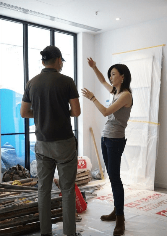 原创记得粉红女郎余露吗美艳不输陈好42岁穿灰色背心很淡雅