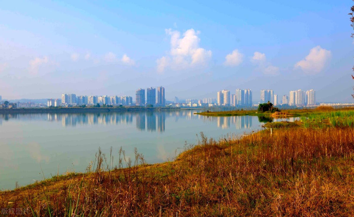 遂宁市河东五彩城市湿地公园城市大观路段,10月将与市民见面!