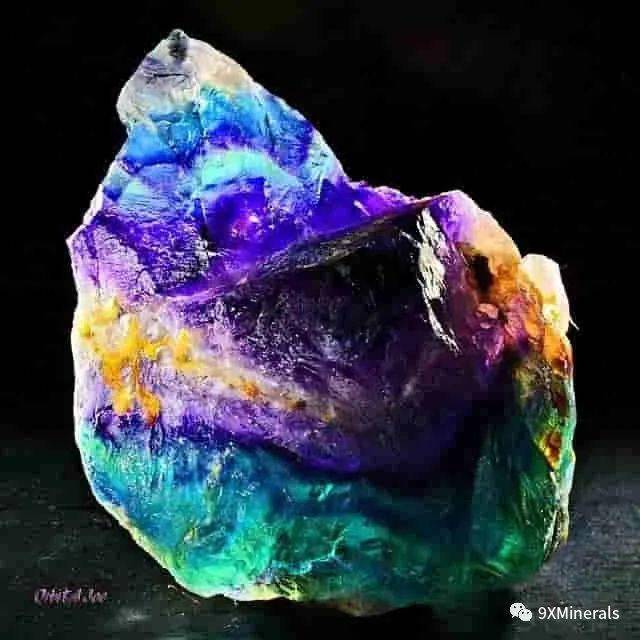 萤石(caf2)是由钙和氟组成的一种在可见光和紫外线下的彩色矿物,又称