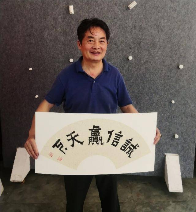 中国爨宝子碑书法第一人周晓敏北京宋庄画家村直播受捧