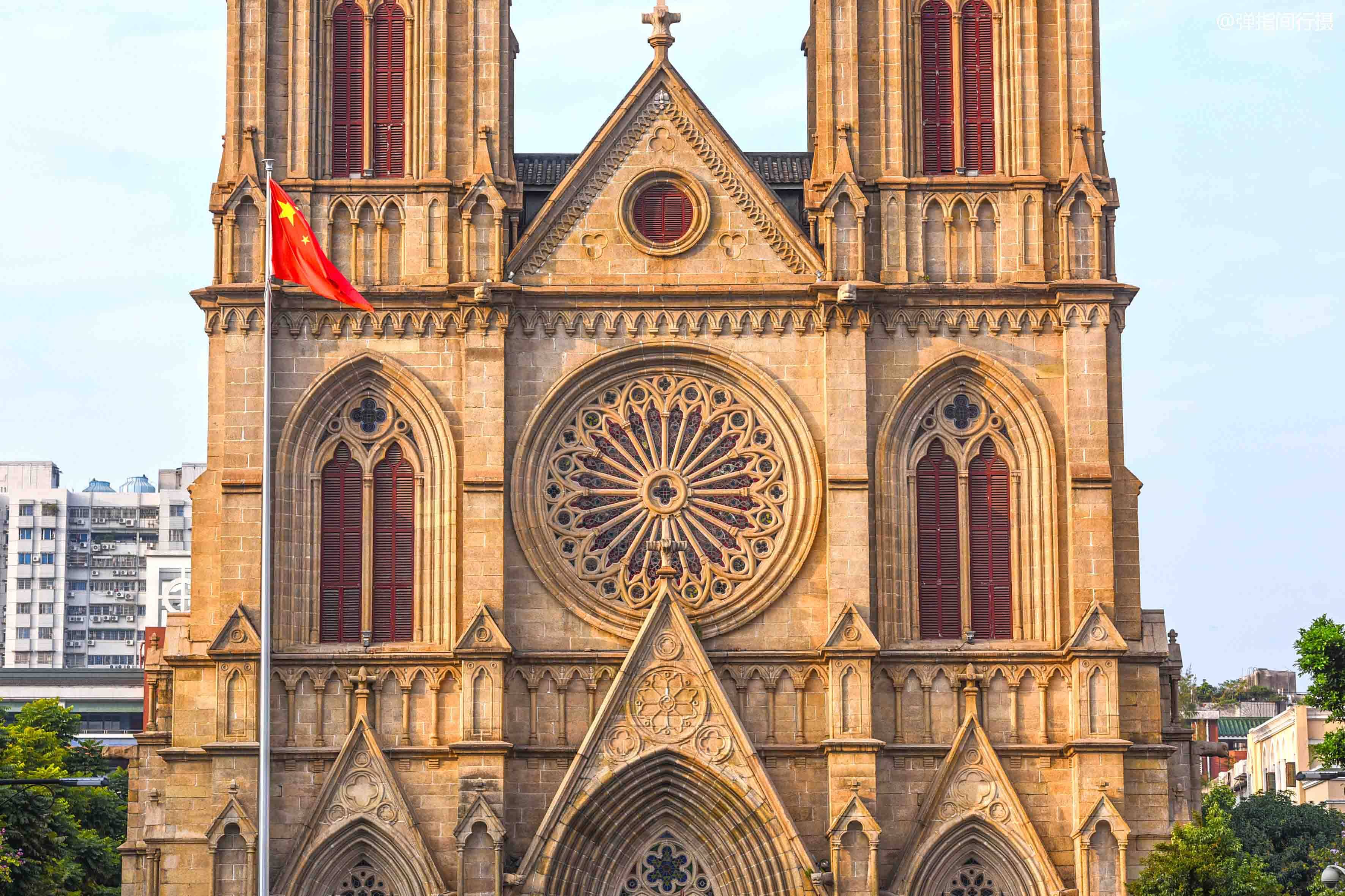 广州老城区有座百年教堂,酷似巴黎圣母院,成网红旅游地标建筑