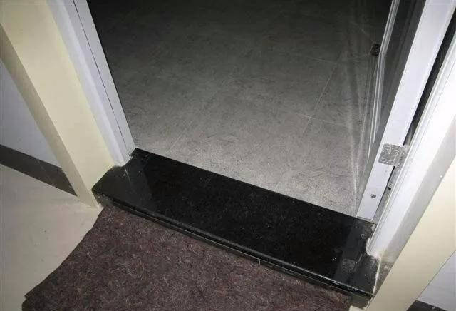 有钱人家里门槛石都这样装,听老师傅一说,才发现能旺财走好运!