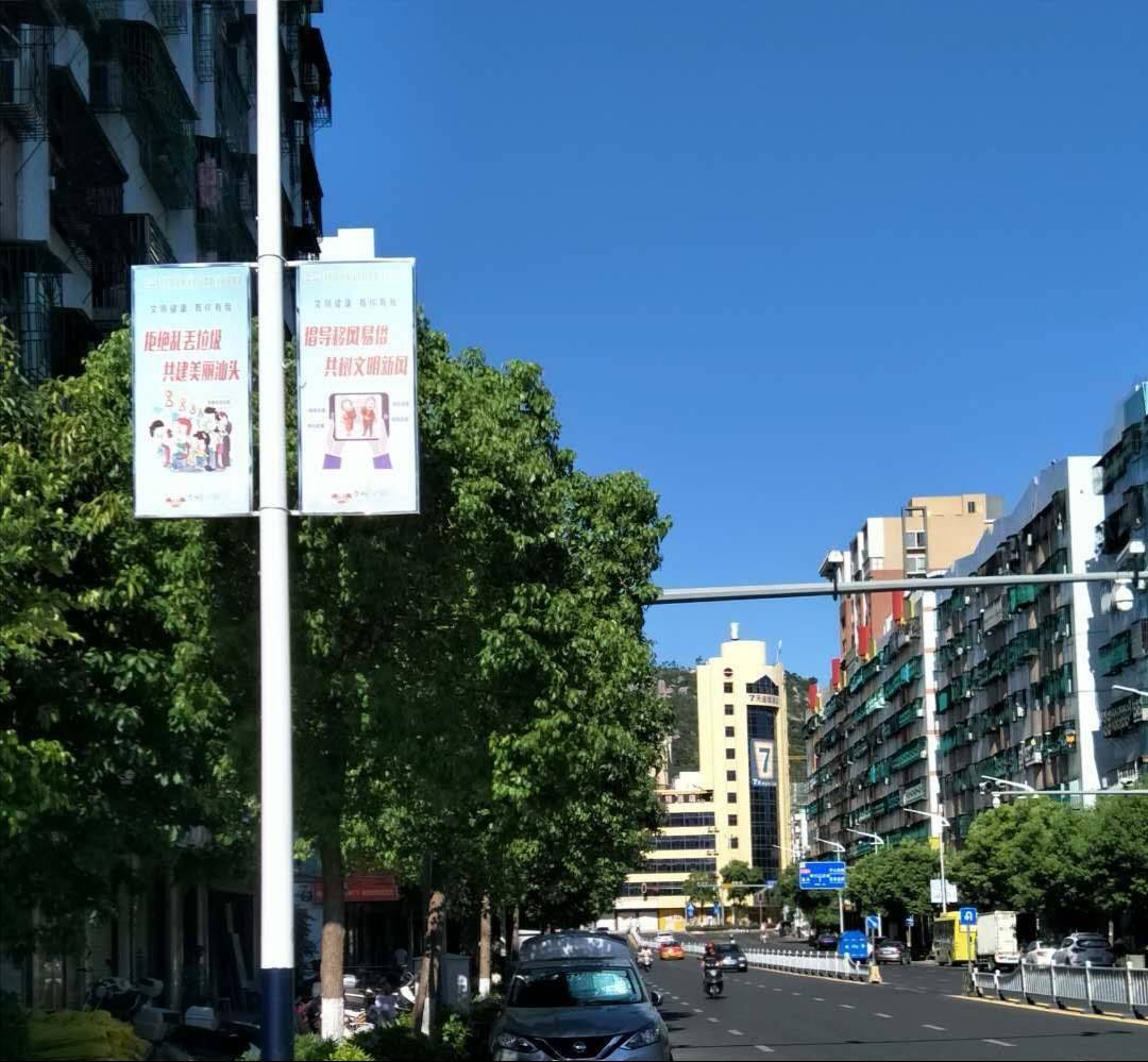 潮阳城区路灯杆加装公益广告 照亮市民文明路