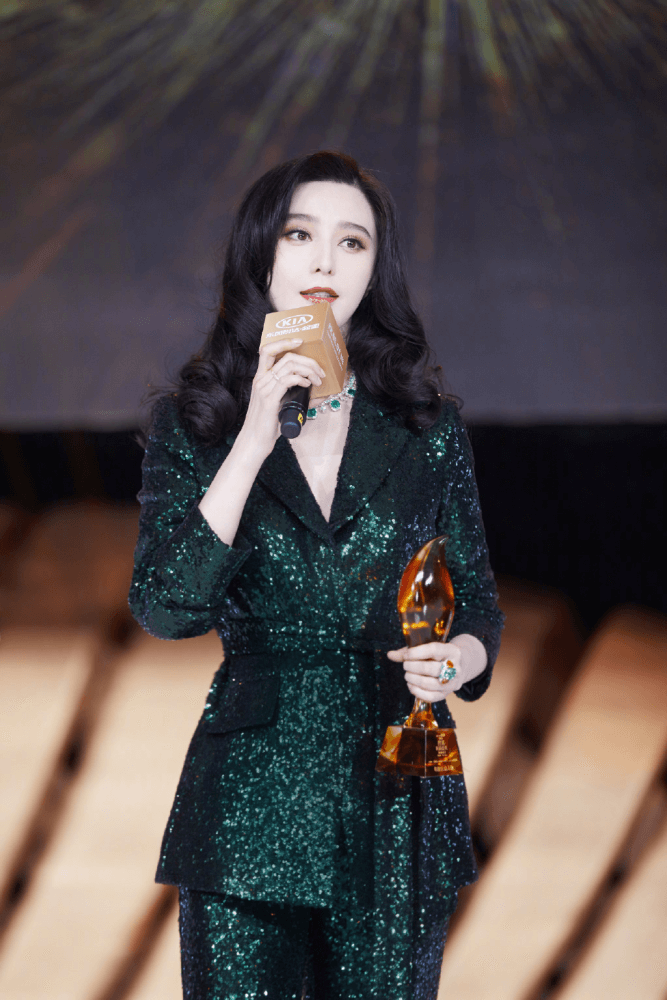 范冰冰登越南时尚芭莎封面,造型的确惊艳,难道是想要曲线复出?