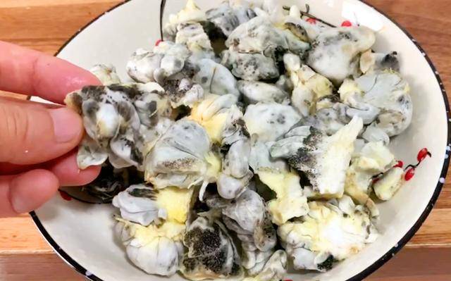 原创它和玉米共生,农民见了头疼,城里人却当成美食,简单一蒸,真香