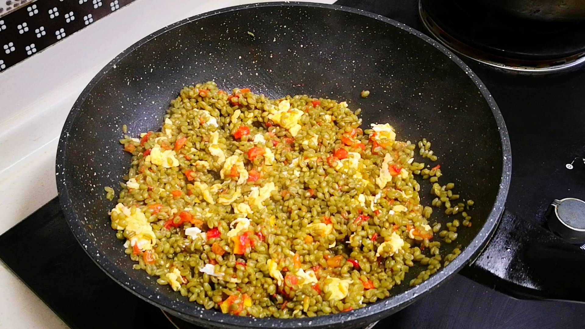 青麦仁富含叶绿素,但是含淀粉和糖分却较低,而且几乎保留了青麦中全部