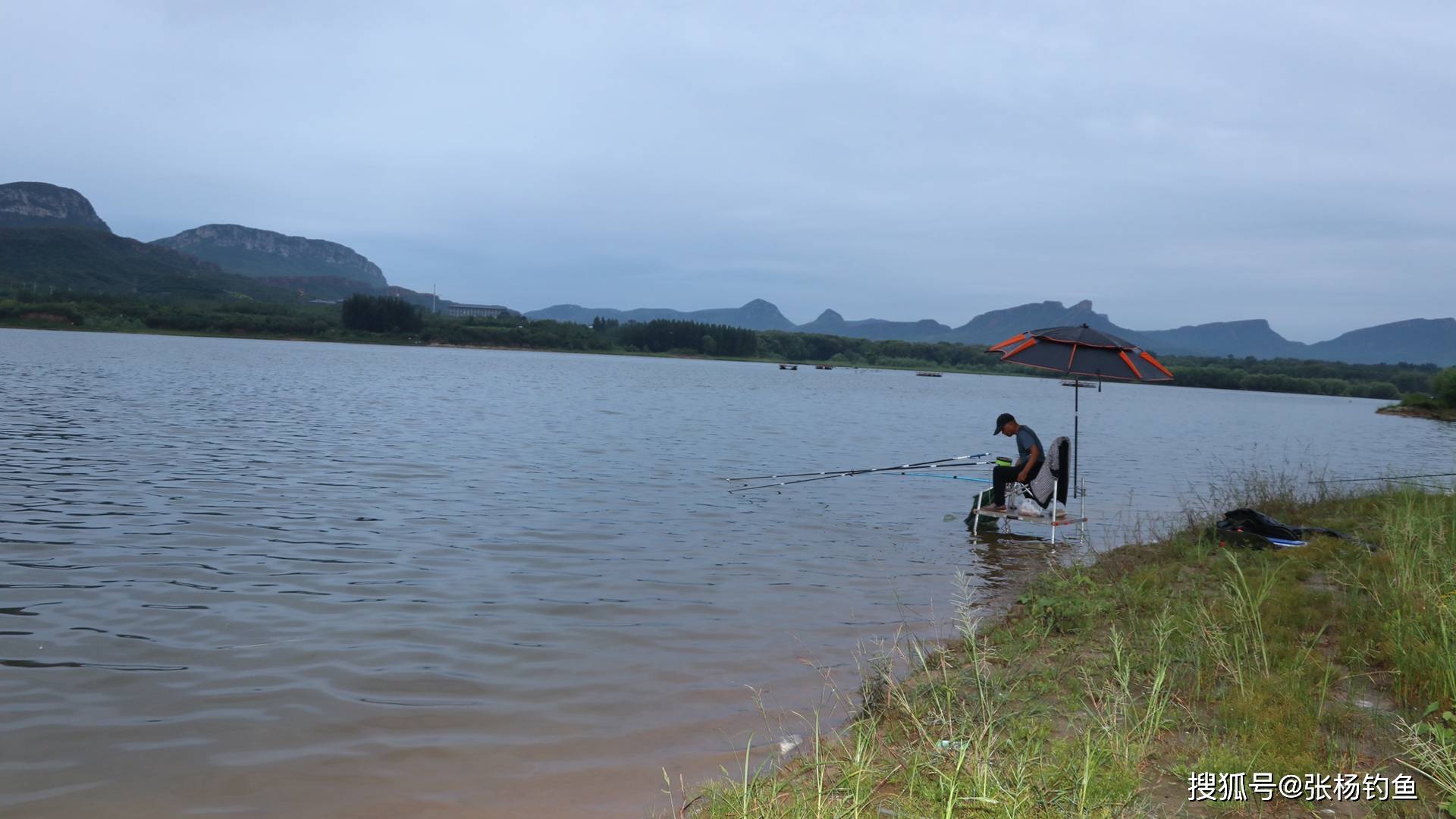 要下雨了钓鱼人在美丽的风景中独领风骚