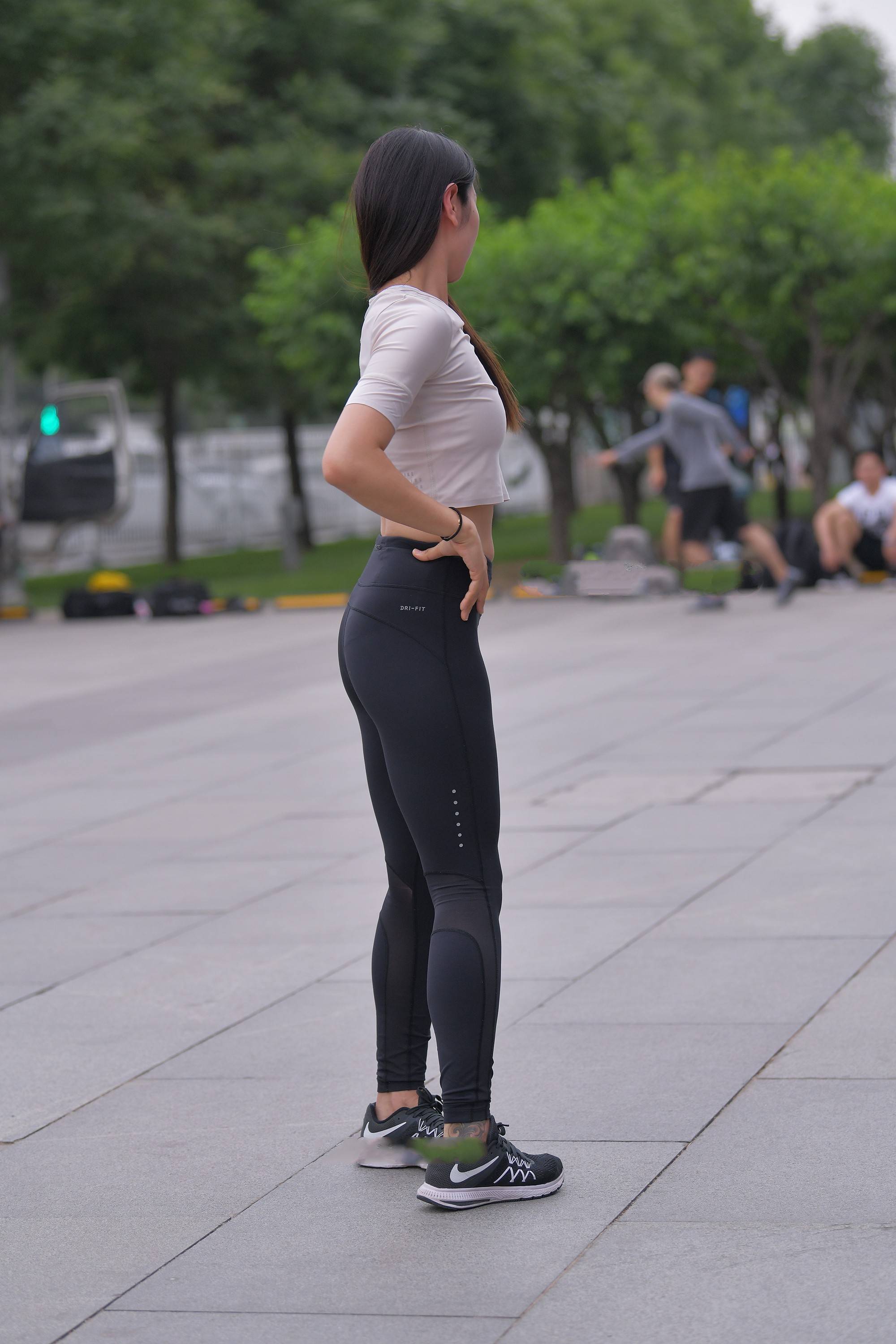 原创白色短t搭配黑色健美裤青春时尚尽显阳光女孩气质