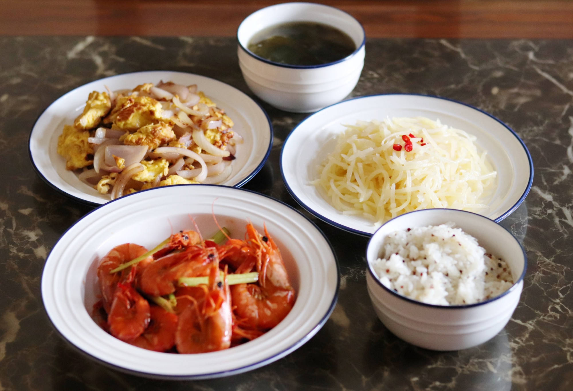 晒晒我家拒绝精致穷的午餐不剩菜不浪费网友就该这样吃