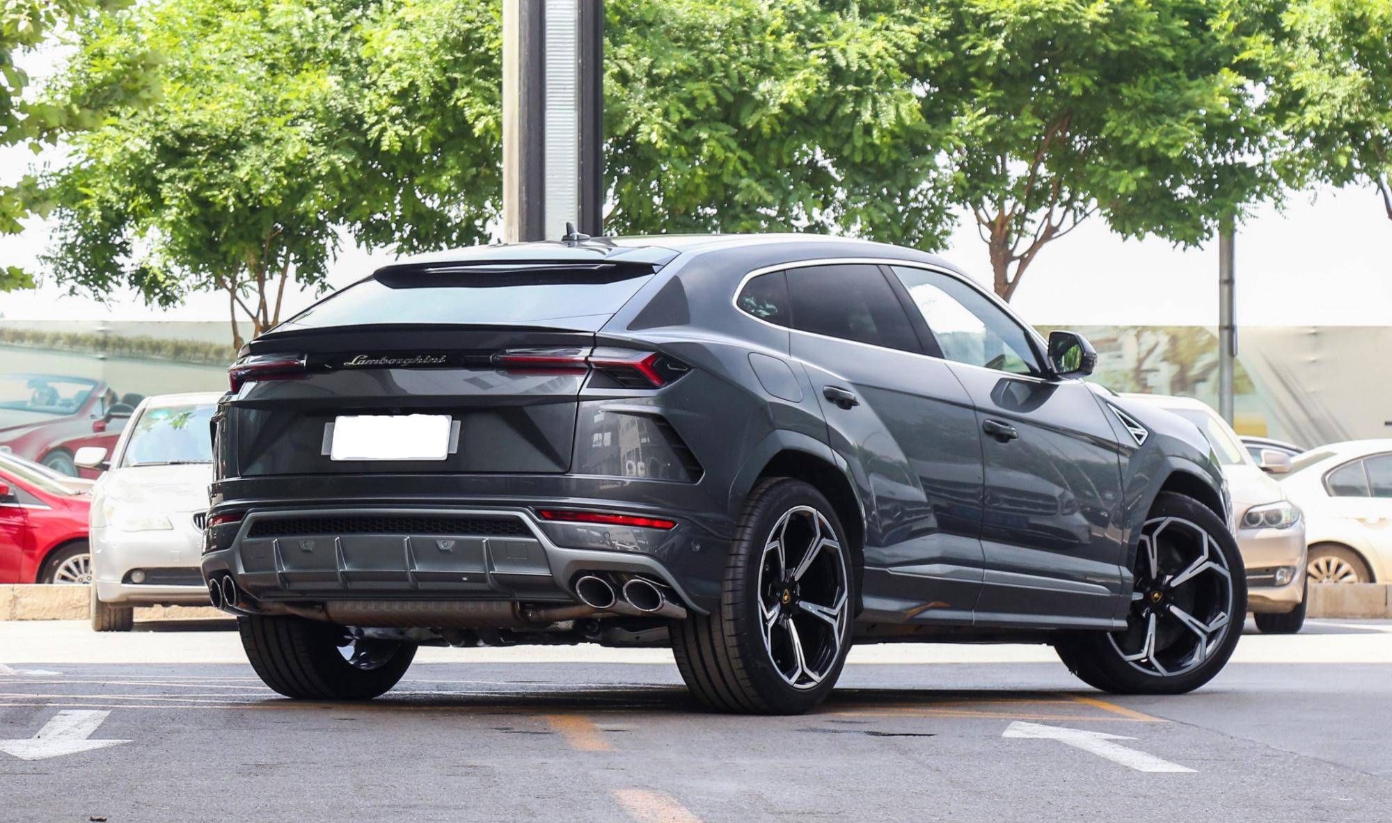 最拉风的轿跑suvv8发动机8at空气悬架36s破百29412万起