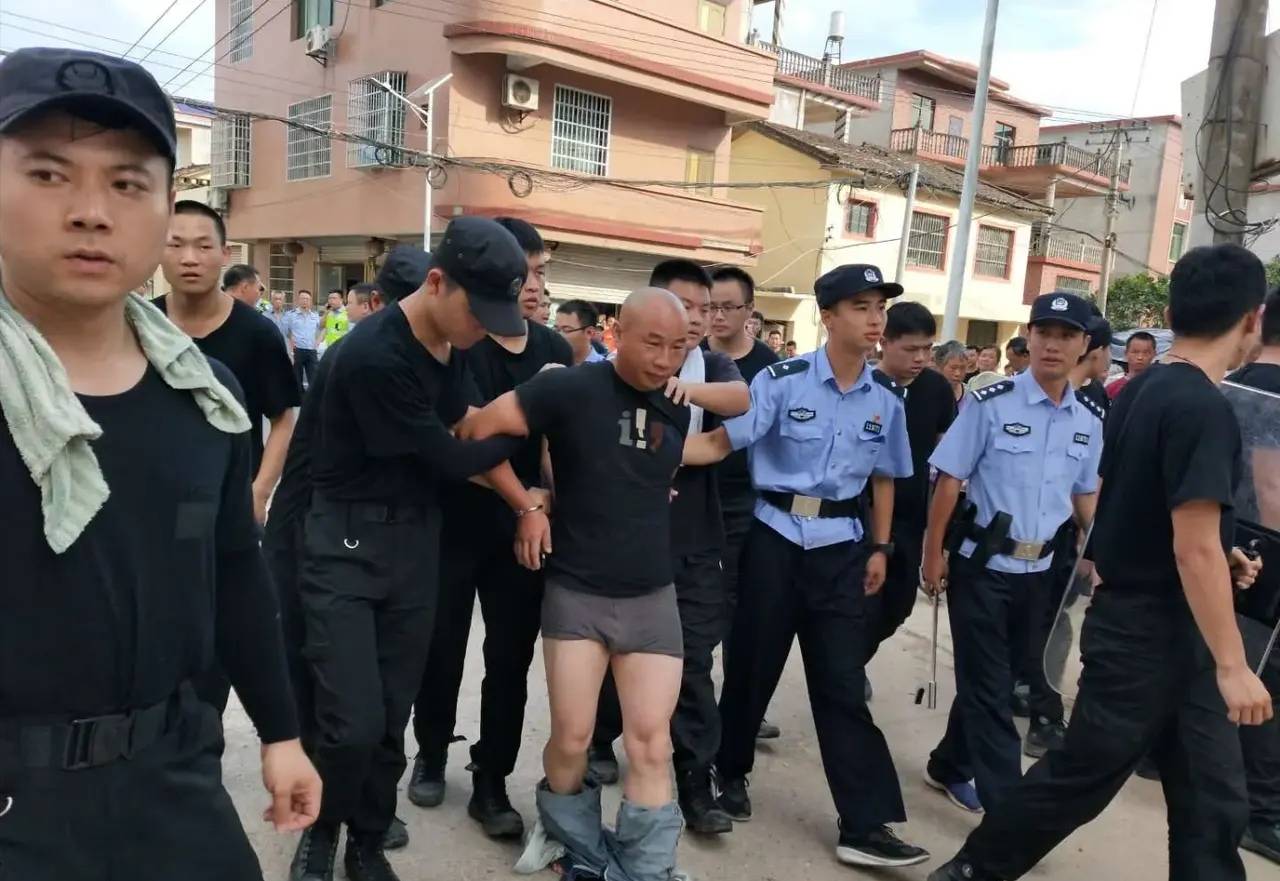 为何警方在抓捕他后立即脱掉他的裤子?_嫌疑人