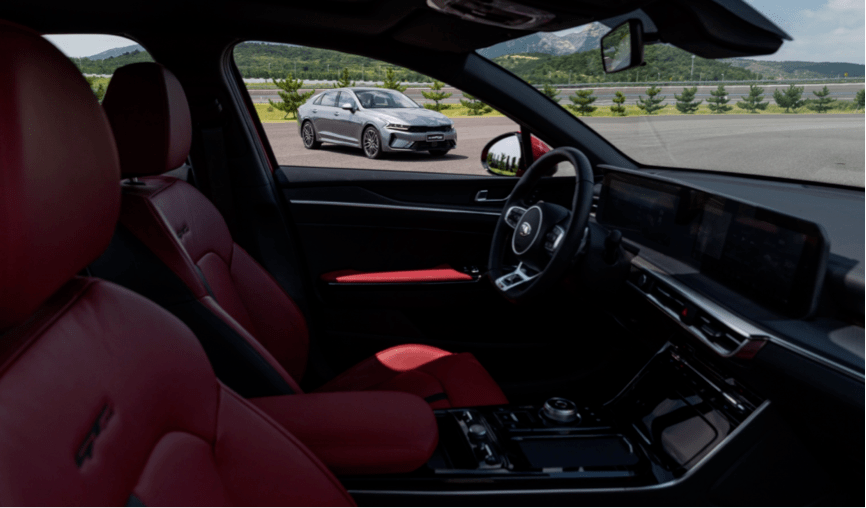 非感性试驾我们在试车场测出了起亚k5凯酷的真实性能数据