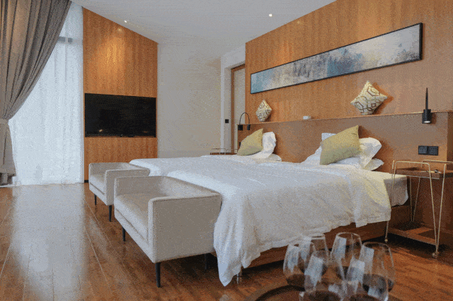 水上还有教堂?_海子