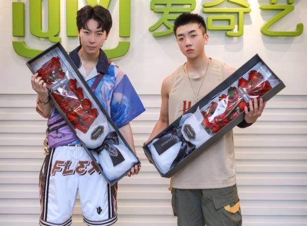 参加中国新说唱人气暴涨的rapper福克斯一夜成名他进入娱乐圈
