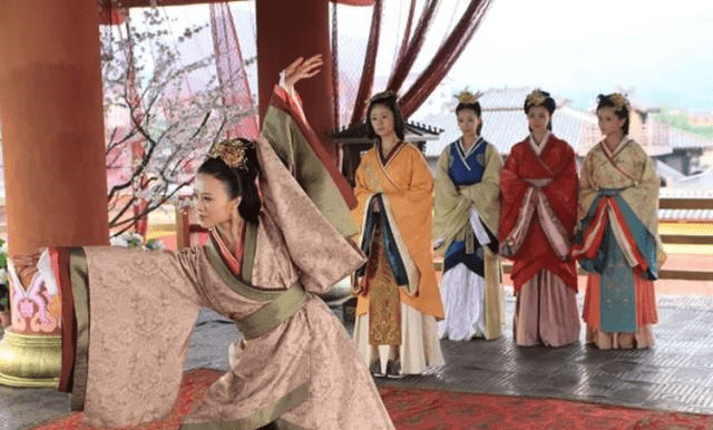 皇帝选妃有四个硬性指标,换作现代没几个能达标,难怪那么多剩女