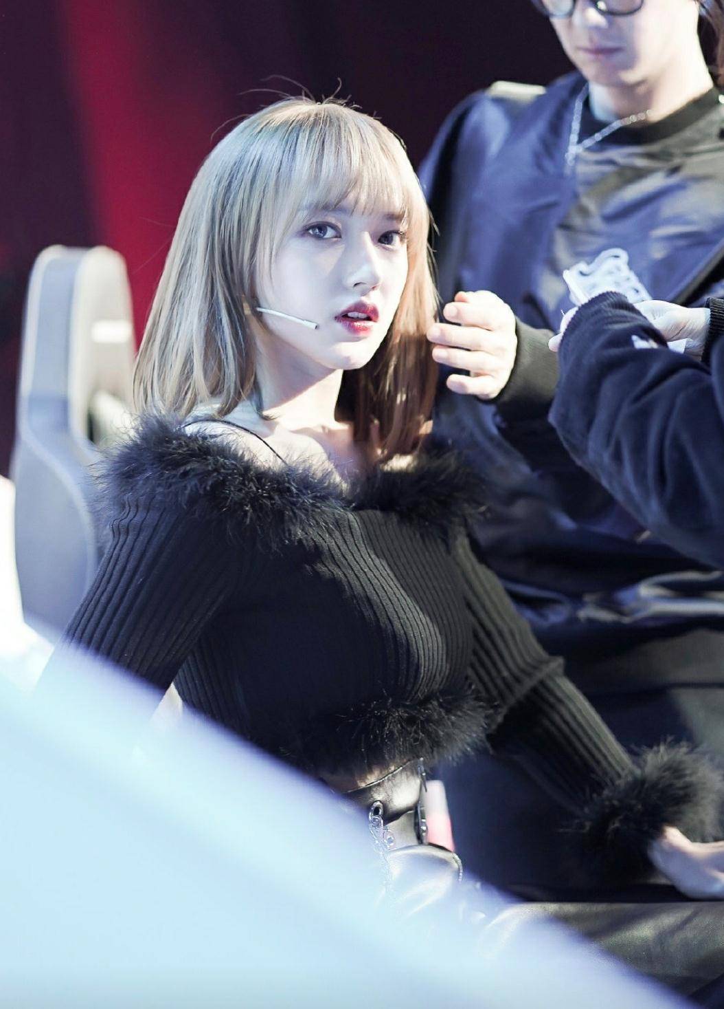 lisa掀起刘海暴露真实颜值竟然有点像男生粉丝心都碎