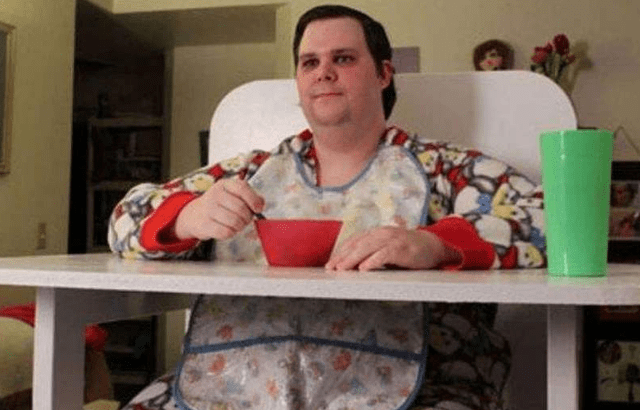 原创33岁成年巨婴火了每天穿纸尿裤喝奶稍不满意就大哭大闹