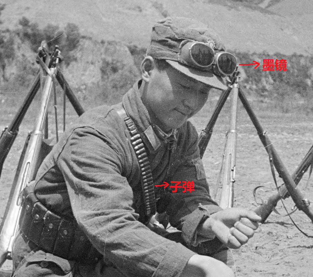 实拍八路军"特种兵",头戴墨镜身挂子弹,还缴获了歪把子机枪