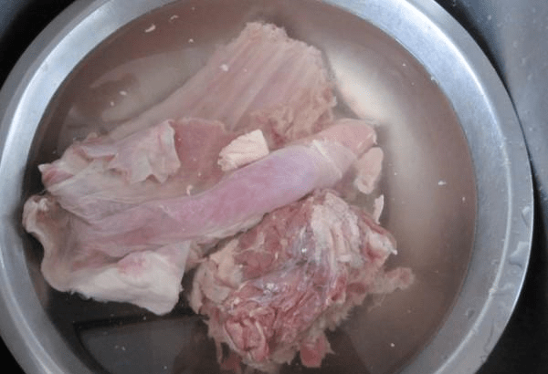 洗猪肉万万不可用清水,越洗越脏,学会这1招,脏东西自动跑光光_清洗