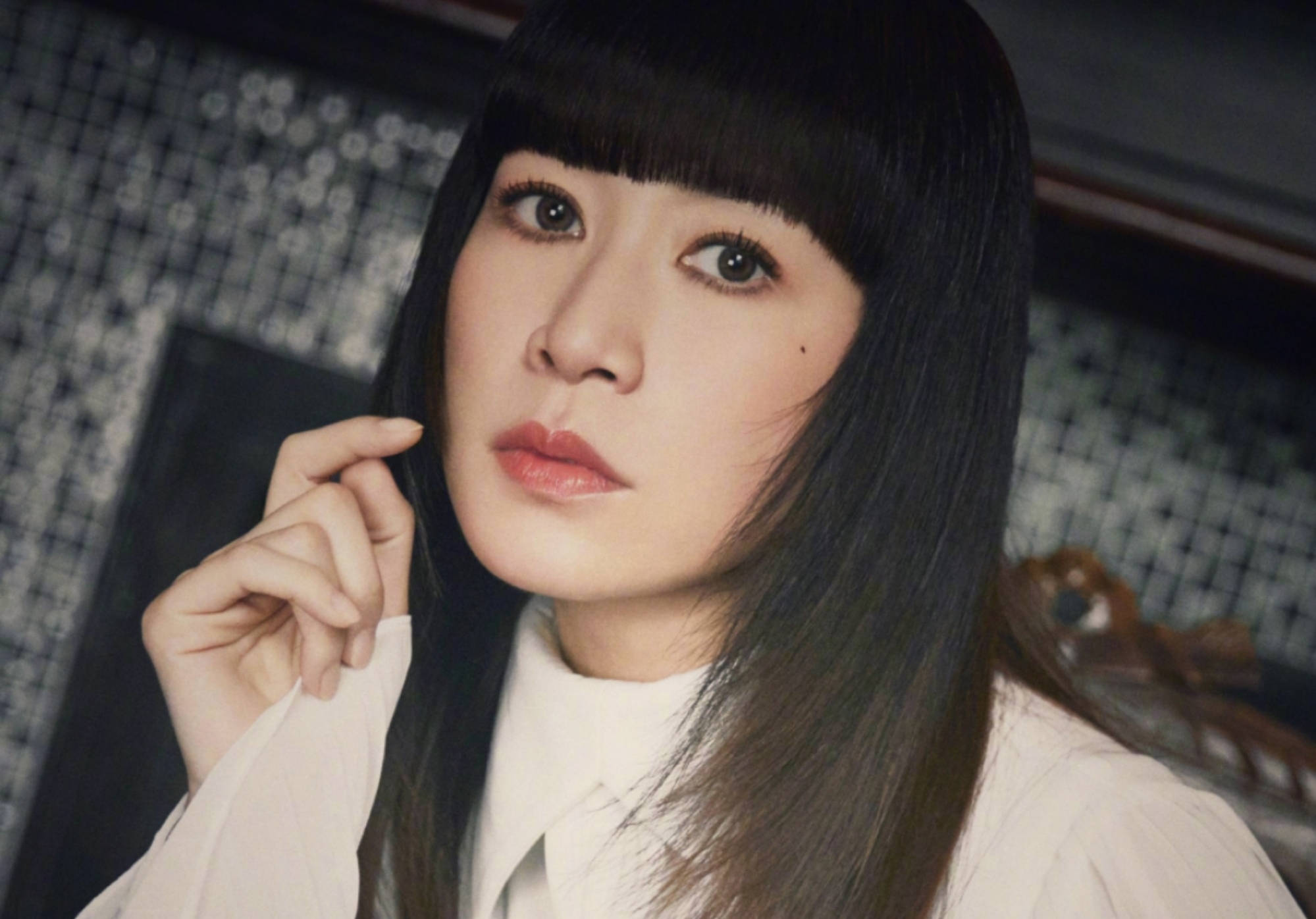 佘诗曼齐刘海像芭比感慨从头开始23年仍单身