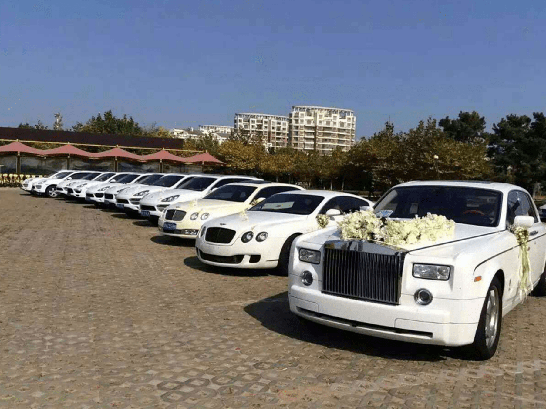 租600万劳斯莱斯接新娘,走到半路撞上护栏,新郎:把花扔了吧