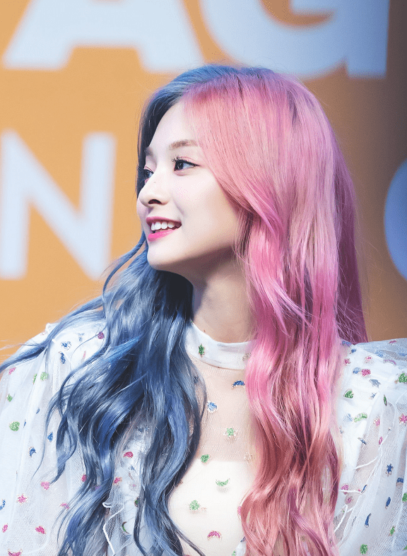 原创粉发很好看的女爱豆sana粉发出圈金泰妍冷白皮驾驭多种粉发