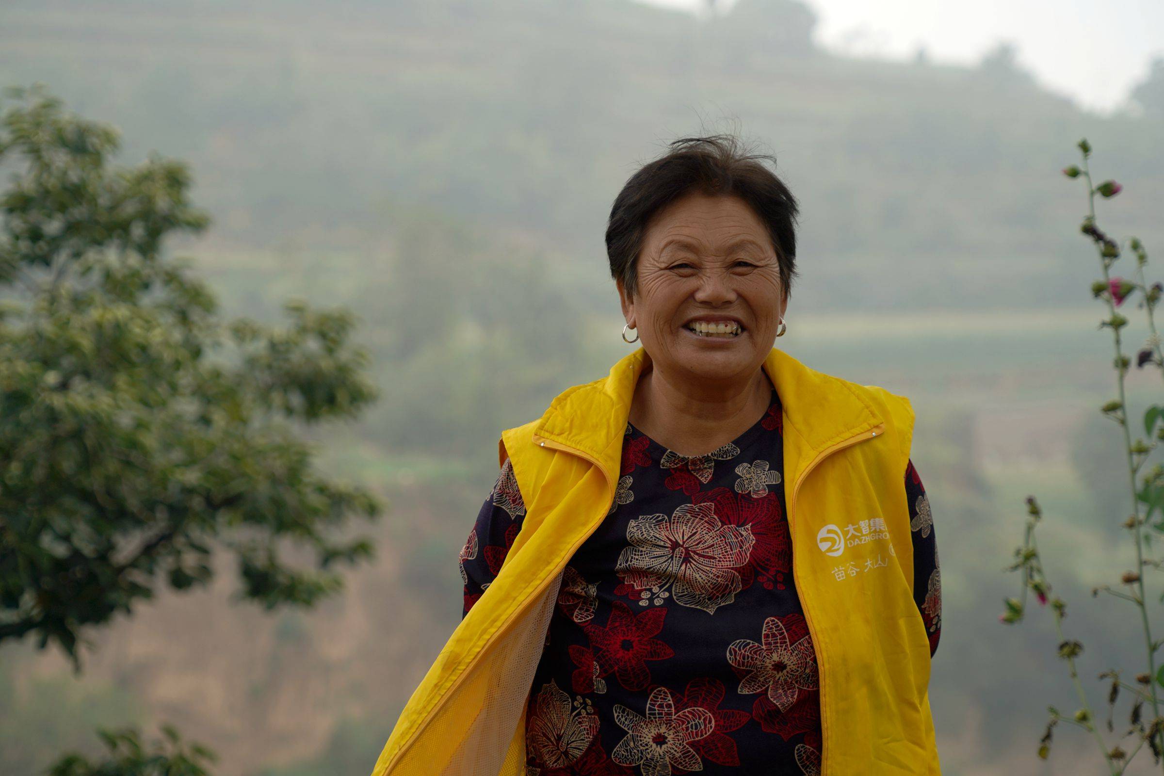 6旬农民大姐深山挖洞搞养殖,年赚20万,看看啥营生