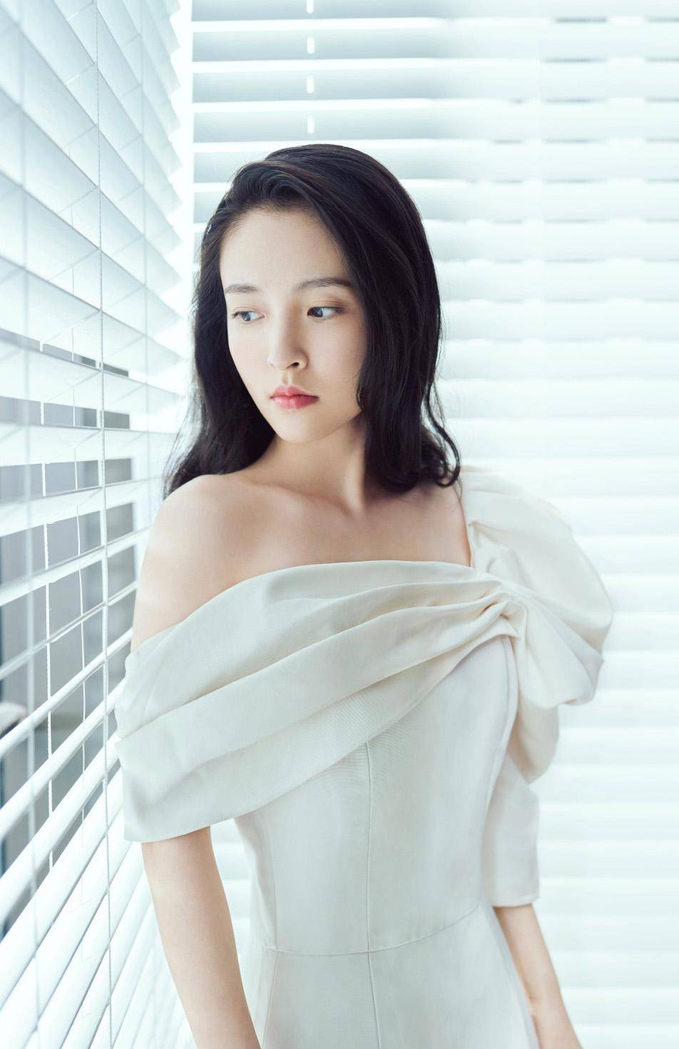 吴倩 露肩白裙性感写真图片