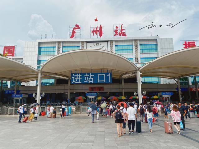 中国最特别的火车站,站牌上有爱国标语,被誉为"最爱国火车站"