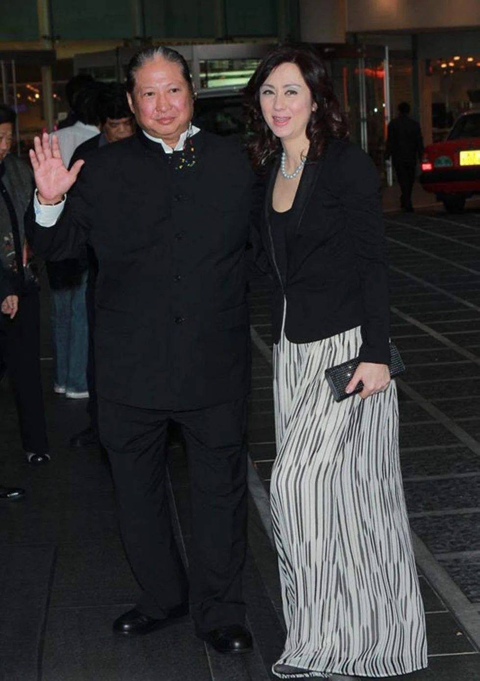 原创洪金宝混血老婆真迷人米金色长裙搭小坎肩贵妇范十足