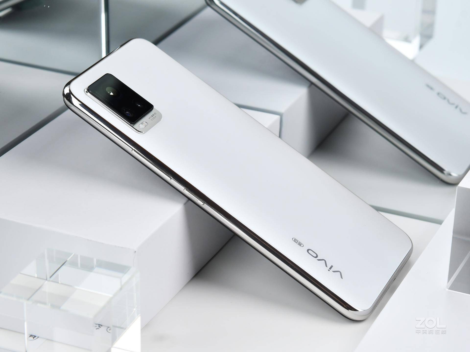 vivos7月光白鉴赏一款时尚靓丽的的轻薄自拍新旗舰