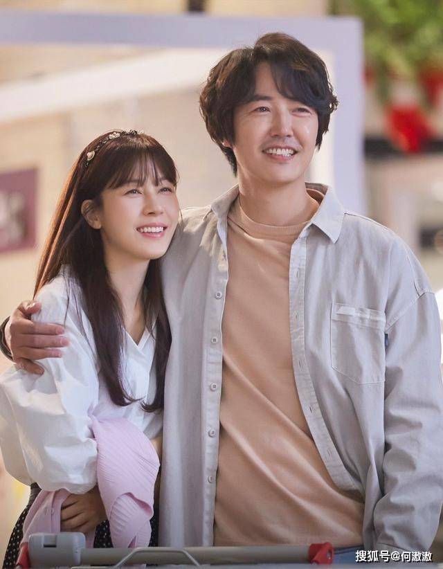 jtbc《回到18岁》剧照「洪大英」想重新追求老婆,然而外表是小鲜肉的