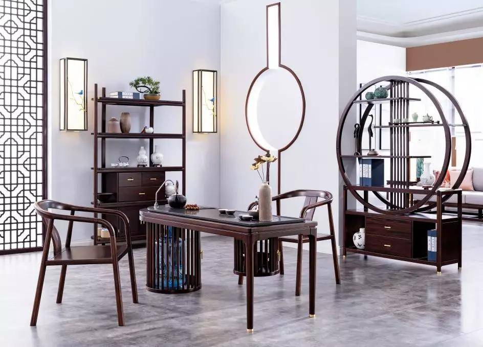 沿用到新中式风格中,中式博古架的设计则简化许多,集实用与装饰为一体