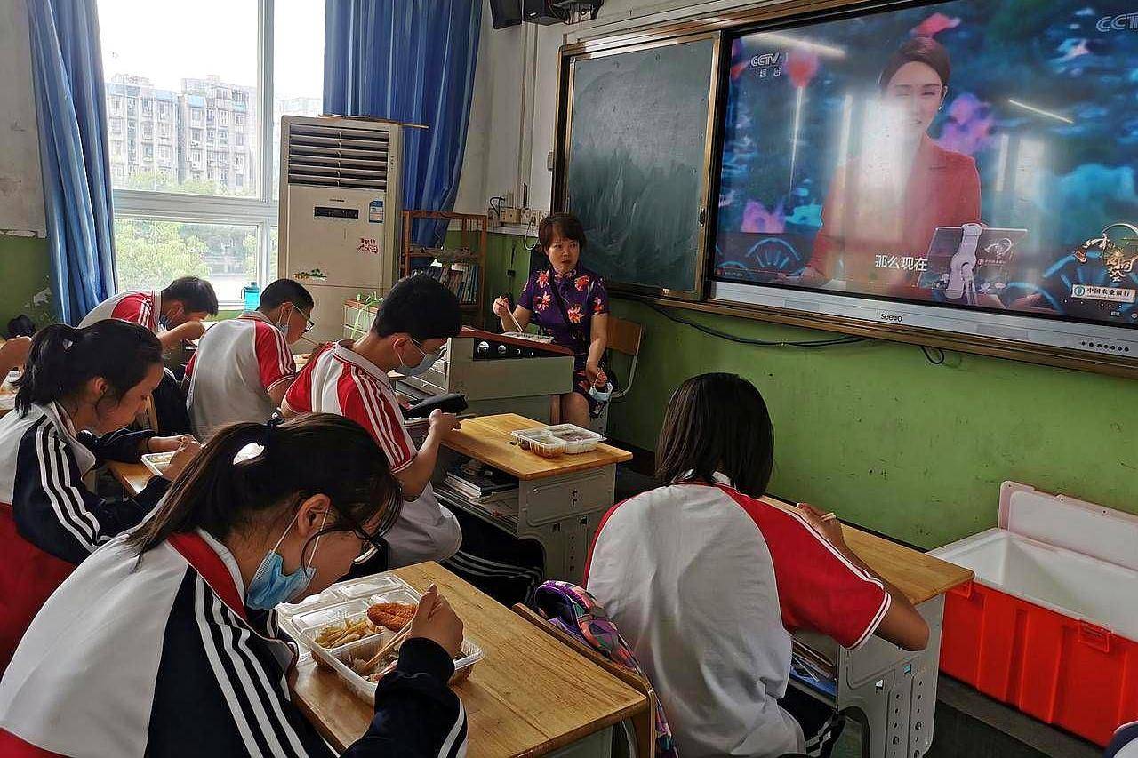 原创校园新时尚,武汉钢城十二中,"小餐桌"体现"大文明"