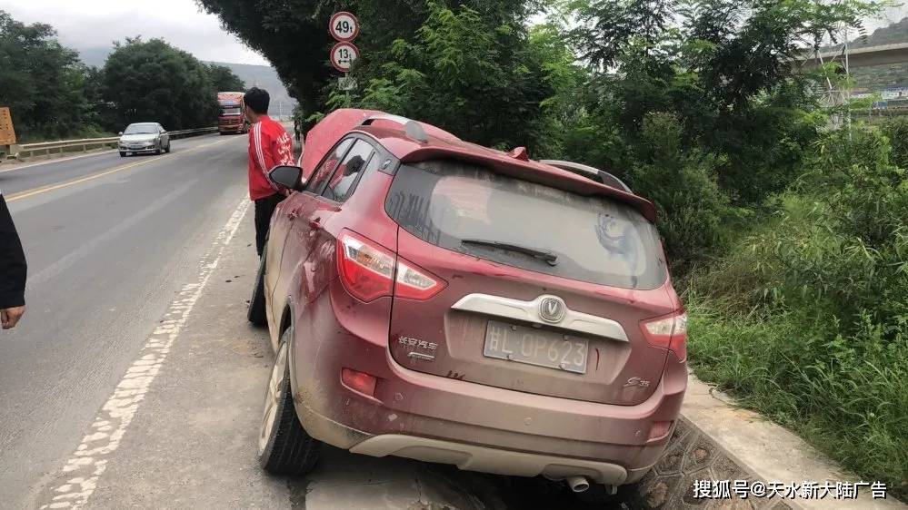 天水突发一起单方道路交通事故!车辆严重损毁.