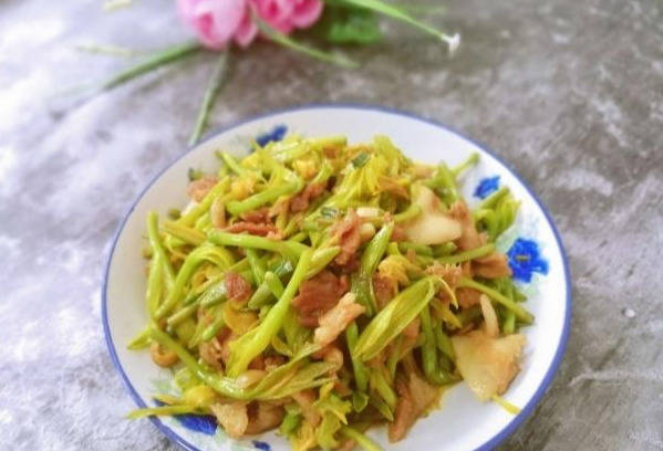 原创黄花菜搭配肉片一起炒那才叫鲜香下饭一上桌就秒光