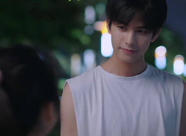 凌霄和李尖尖夜跑说出可以治疗他病情的药只有尖尖有她却不知道