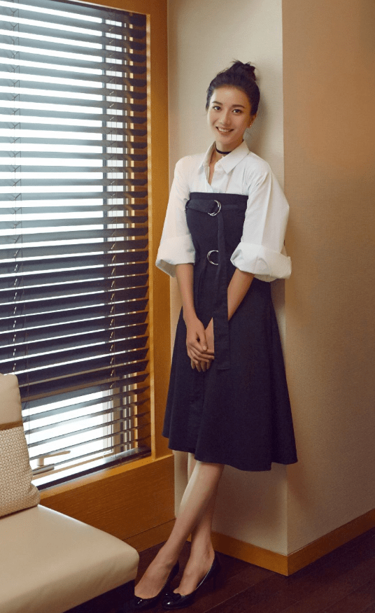 长芳主彭杨休闲打扮文艺风又是一番潮流颜值好比花娇羞