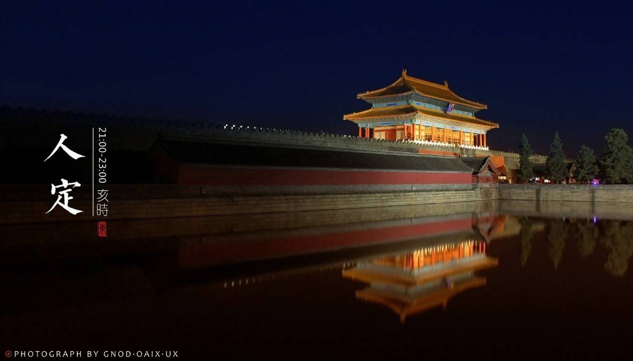 乞巧楼上嫔妃满座,一手拿着五色线,一手拿着九孔针,在晶莹皎洁的月光
